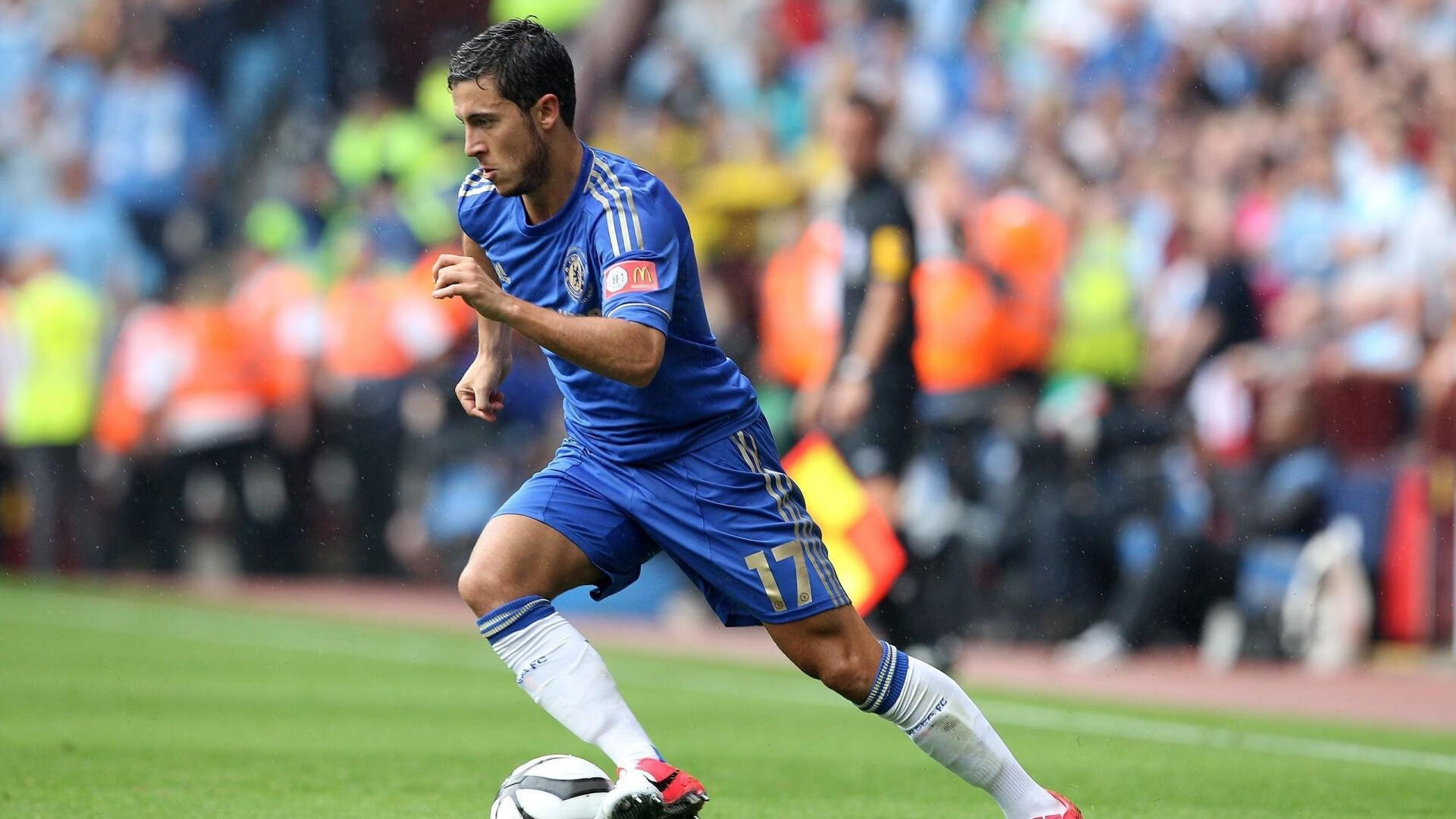 拜仁强调边路传中,队员精准传球成胜负关键,拜仁传奇边后卫